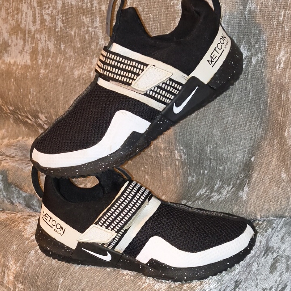 Black And White Best Gym Shoes You'll See Tonight NIKE METCON